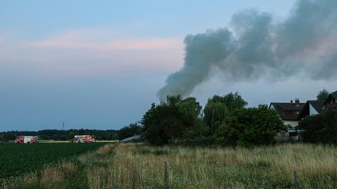 Rauch steigt aus einem Waldstück auf.