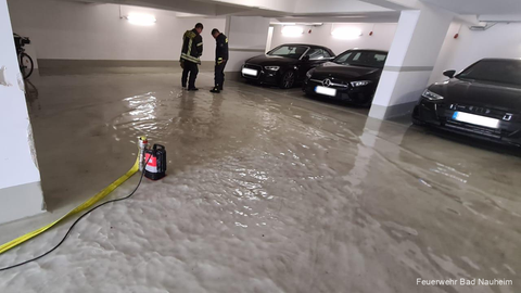 Feuerwehr pumpt überflutete Garage leer.