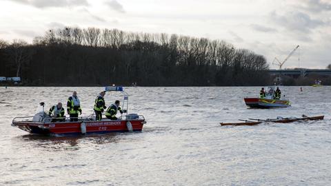 Feuerwehrleute auf einem Boot auf dem Rhein
