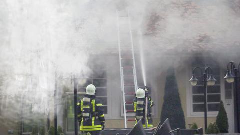 Feuerwehr löscht Hausbrand