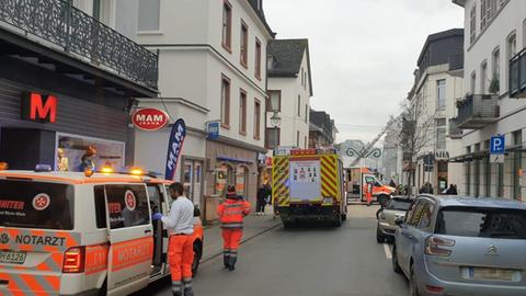 Notarztwagen und Feuerwehr auf Straße