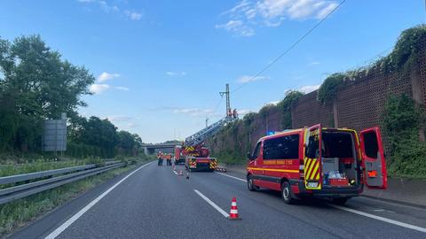 Einsatzkräfte der Feuerwehr beim Einsatz. 