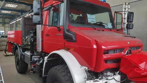 ein Feuerwehr-Spezialfahrzeug mit offener Ladefläche ist zu sehen