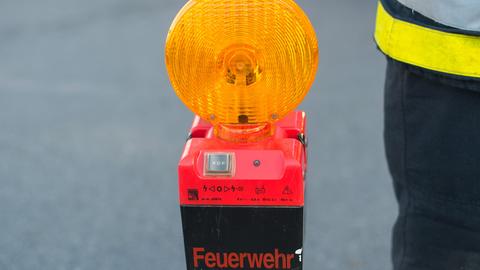 Feuerwehrmann mit Warnleuchte