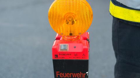 Feuerwehrmann mit Warnleuchte