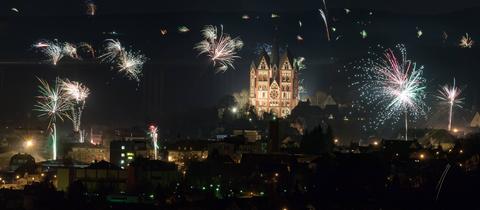 Feuerwerk vor historischer Kirche