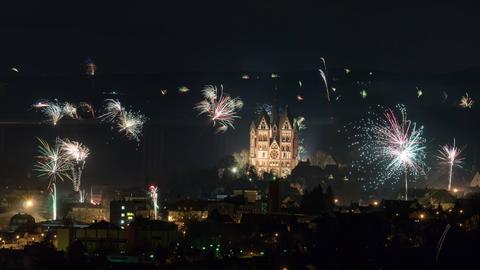 Feuerwerk vor historischer Kirche