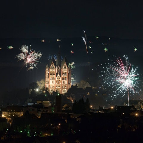 Feuerwerk vor historischer Kirche