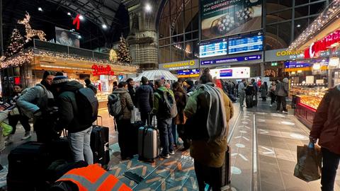 Lange Schlange von Menschen vor Schalter im Frankfurter Hauptbahnhof
