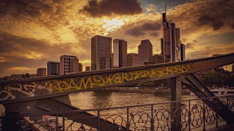 "Eine goldene Stunde mit tollem Blick vom Eisernen Steg auf die Skyline von Frankfurt, umgeben von Schäfchenwölkchen", schreibt User Jan Karges. 