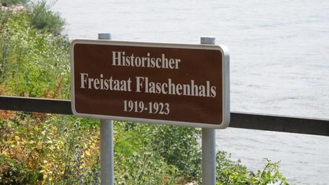 Freistaat Flaschenhals - Hinweisschild am Rheinufer