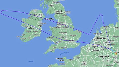 Route eines Flugzeugs unterwegs von Frankfurt, das auf dem Atlantik dreht und zurückfliegt