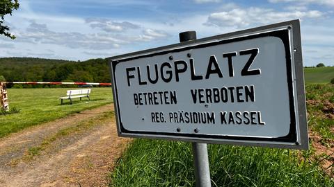 Schild mit Aufschrift "Flugplatz: Betreten verboten"