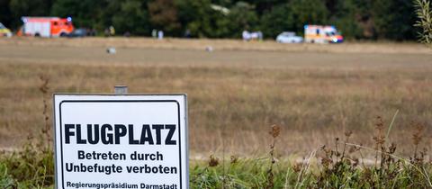 Der Flugplatz in Gelnhausen ist von Bäumen umsäumt.