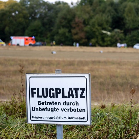 Der Flugplatz in Gelnhausen ist von Bäumen umsäumt.