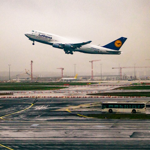 Aufnahme einer Lufthansa-Maschine am Flughafen Frankfurt