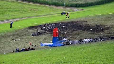 Trümmer eines Flugzeuges liegen auf einer Wiese