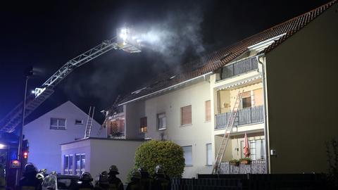 Die Feuerwehr steht vor einem Wohnhaus in Bruchköbel (Main-Kinzig)