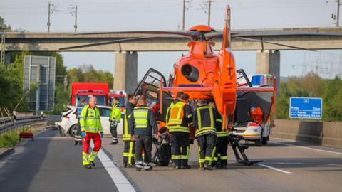 Rettungshubschrauber auf Fahrbahn