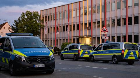 Polizeiwagen und Polizisten in Frankfurt