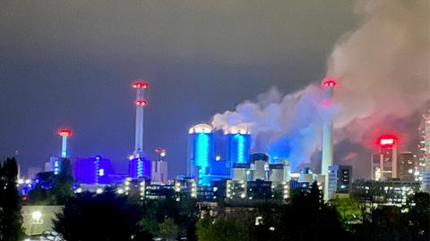 Wasserdampf am Nachthimmel über Frankfurt