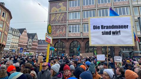 Protestierende Menschen vor dem Römerberg.