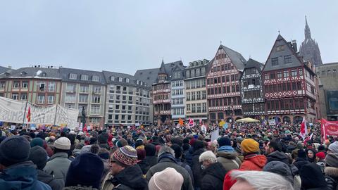 Protestierende Menschen vor dem Römer, der komplette Römerberg ist gefüllt.