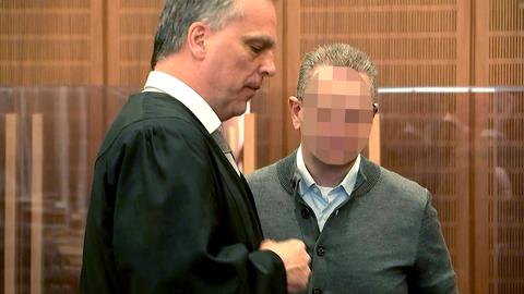 Der angeklagte Ex-Oberstaatsanwalt (re.) am Freitag vor Gericht