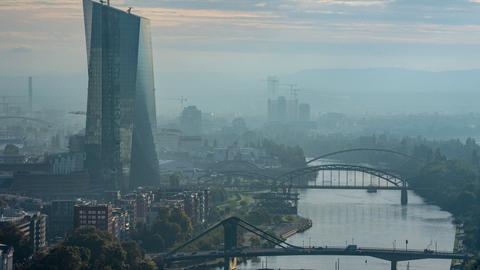 Morgennebel liegt über der Innenstadt von Frankfurt