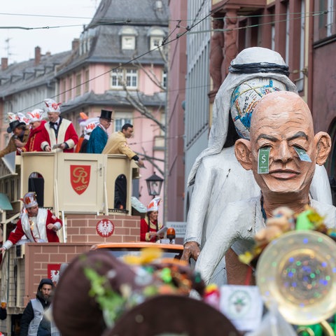 Zuschauer säumten den Weg des großen Frankfurter Fastnachtszugs 2023