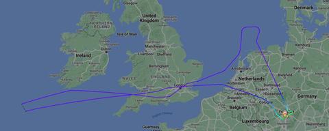 Route eines Flugzeugs unterwegs von Frankfurt, das auf dem Atlantik dreht und zurückfliegt