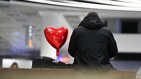 IT-Panne am Mittwoch: Ein Mann wartet im Terminal 1 am Frankfurter Flughafen.