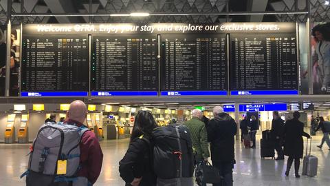 Wartende Passagiere am Frankfurter Flughafen