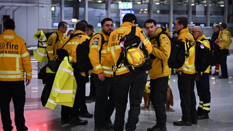 Hilfskräfte der Katastrophenschutz-Organisation @fire starten vom Flughafen Frankfurt. 