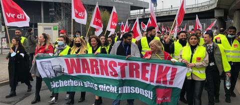 Streikende am Frankfurter Flughafen
