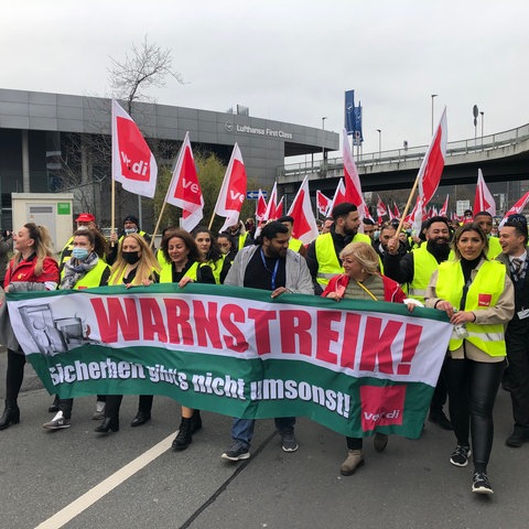 Streikende am Frankfurter Flughafen