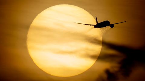 Flugzeug vor Sonne