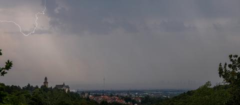 Gewitter über Frankfurt von Kronberg aus gesehen