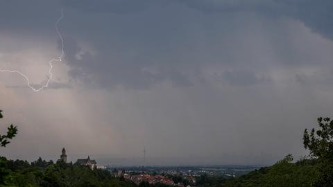 Gewitter über Frankfurt von Kronberg aus gesehen