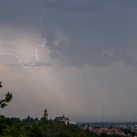 Gewitter über Frankfurt von Kronberg aus gesehen