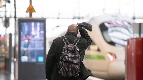 Mann am Frankfurter Hauptbahnhof