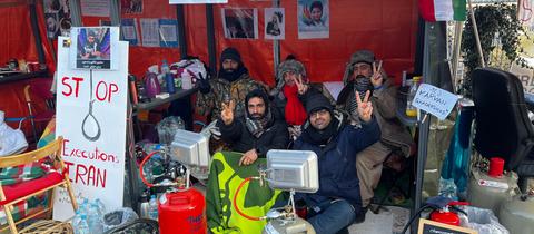 Hungerstreikende vor dem iranischen Konsulat in Frankfurt