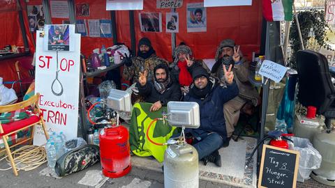 Hungerstreikende vor dem iranischen Konsulat in Frankfurt