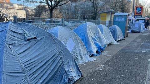 Die Zelte der Hungerstreikenden vor dem Iranischen Konsulat.