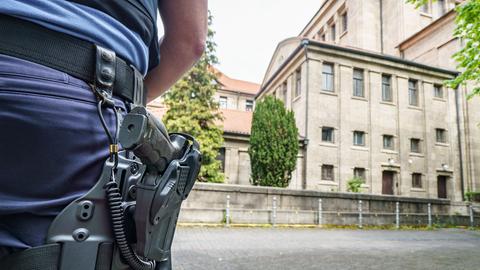 Wachpolizist mit Waffe im Gürtel vor der Synagoge im Frankfurter Westend. 