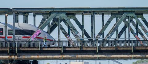 Ein Zug fährt über eine Brücke.