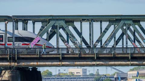 Ein Zug fährt über eine Brücke.