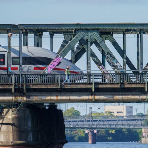 Ein Zug fährt über eine Brücke.