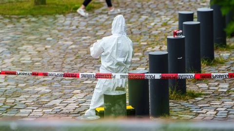 Spurensicherung auf einem Platz am Main in Frankfurt
