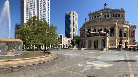 Blau-gelbe Farbe auf dem Frankfurter Opernplatz